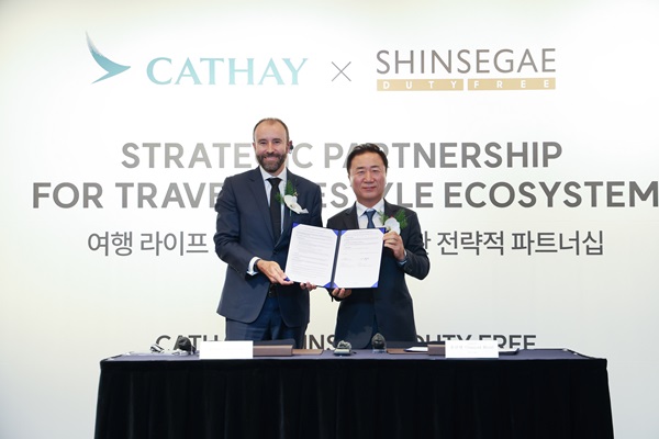 ▲유신열 신세계디에프 대표이사(오른쪽), 폴 스미튼(Paul Smitton) 캐세이 아시아마일즈CEO