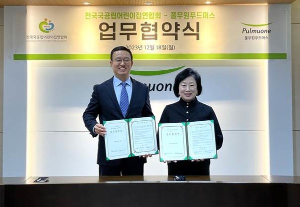 ▲지난 18일 서울시 강남구 풀무원푸드머스 본사에서 열린 ‘영유아 올바른 식습관 형성’ 협약식에서 풀무원푸드머스 천영훈 대표(왼쪽)와 전국 국공립어린이집 연합회 허현주 회장이 협약서 서명 후 기념사진을 찍고 있다.
