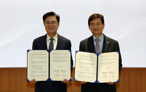 ▲ (사진 왼쪽부터) 김태흠 충남도지사, 김선규 호반그룹 회장이 홍예공원 도민참여숲 조성 업무협약 체결 후 기념 촬영을 하고 있다.
