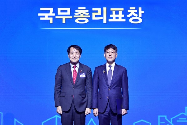 ▲한미약품 자율준수관리자 김현수 컴플라이언스팀 상무(오른쪽)가 장영진 산업통상자원부 제1차관으로부터 표창장을 받은 후 기념 촬영을 하고 있다.
