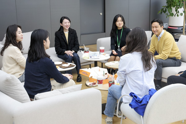 최근 사내어린이집에 자녀를 등원시키는 여성 직원들과 간담회를 가진 HD현대 정기선 부회장(오른쪽)