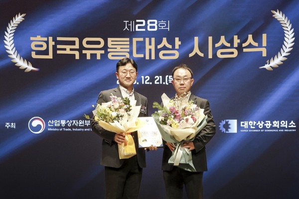 ▲서울 중구 대한상공회의소에서 열린 한국유통대상 시상식에서 이근창 오비맥주 가정채널 영업총괄 부사장(왼쪽)과 이경호 북서수퍼지점장이 기념촬영을 하고 있다