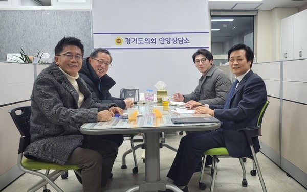 ▲문형근 경기도의원(오른쪽 첫 번째)이 안양시 관계자들과 정담회 중 기념촬영을 하고 있다