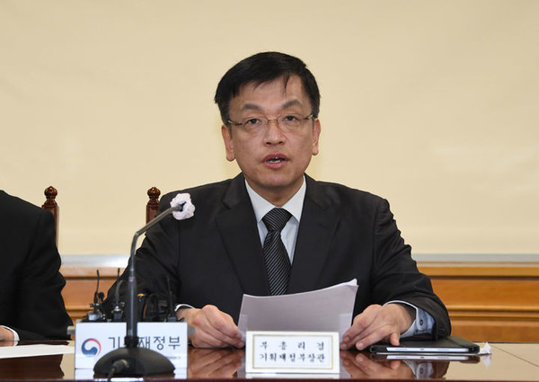 ▲최상목 부총리 겸 기획재정부 장관이 12월 29일 서울 중구 은행연합회관에서 열린 거시경제.금융현안 간담회를 주재 모두발언을 하고 있다.