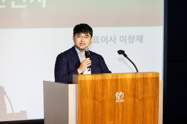 ▲이창재 대웅제약 대표가 2024년 시무식에서 신년사를 발표하고 있다.