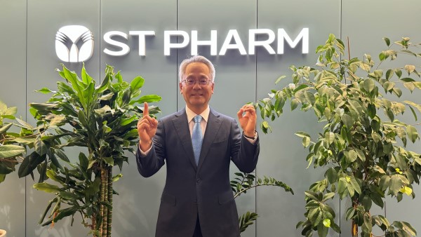 ▲김경진 에스티팜 대표가 '일회용품 제로 챌린지' 캠페인 참여 인증사진을 촬영하고 있다.