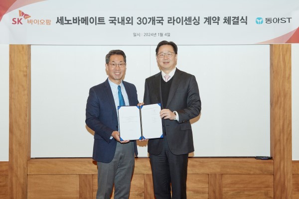 ▲‘세노바메이트’ 라이선스 인 계약 체결식에서 김민영 동아ST 대표(오른쪽)와 이동훈 SK바이오팜 대표가 기념사진을 촬영하고 있다.