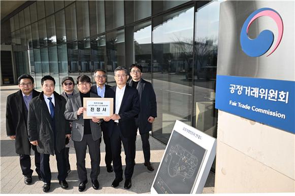 왼쪽부터 한국인터넷신문협회 김기현 비상대책위원회 간사, 류순열 이사, 박홍규 이사, 정경민 비상대책위원회 위원장, 강혁 대변인, 이의춘 회장, 허윤철 사무국장