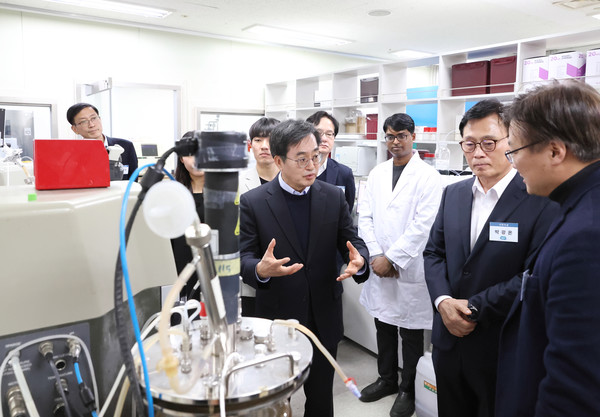 8일 오전 경기바이오센터 내에 입주기업을 방문한 김동연 경기도지사(사진 가운데)