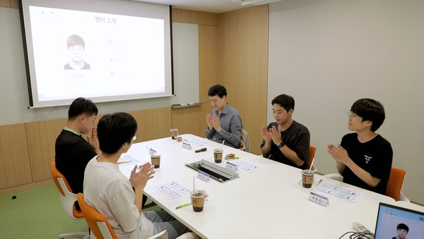 삼성청년SW아카데미(SSAFY) 교육생을 위한 멘토링 재능 기부에 나선 삼성전자 홍채희 프로(왼쪽 두번째)가 SSAFY 교육장에서 교육생들과 대화하고 있다.