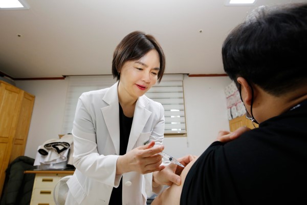 ▲비타민D 주사제 투여 봉사활동 사진, 광동제약 제공