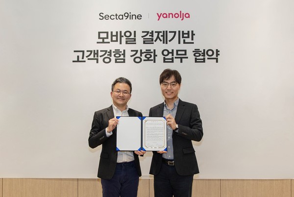 ▲야놀자와 SPC 섹터나인이 지난 12일 서울시 강남구 섹터나인 사옥에서 모바일 결제 기반 고객 경험 강화를 위한 협약식을 진행했다. 김대일 섹타나인 대표이사(왼쪽)과 배보찬 야놀자 대표가 기념사진을 찍고 있다.