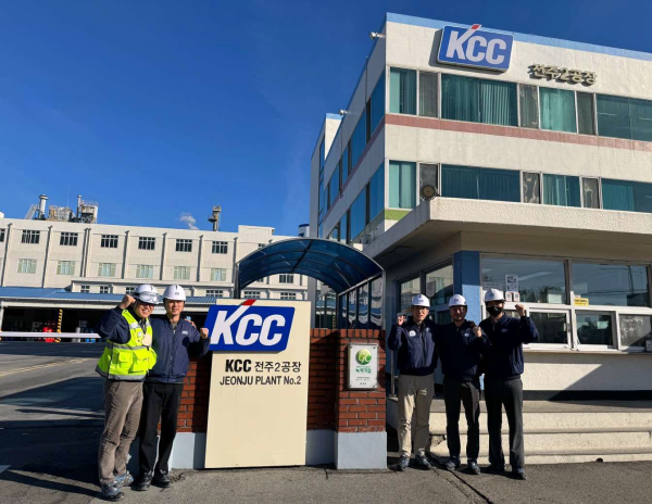 ▲KCC 전주2공장 안전, 환경 담당자들이 녹색기업 현판 앞에서 기념촬영을 하고 있다