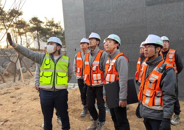 ▲ 윤진오 동부건설 대표(사진 왼쪽)가 동절기 현장 안전점검을 실시하고 있다.