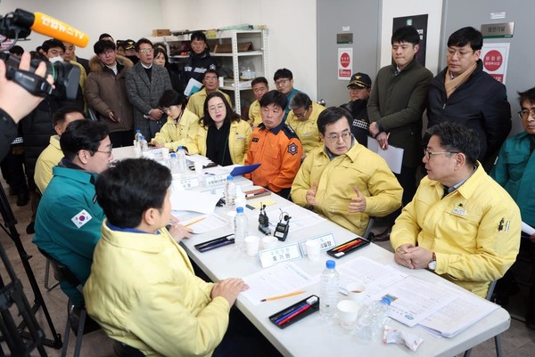 김동연 경기도지사(왼쪽 두 번째)