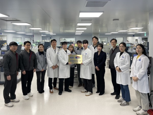 ▲종근당 천안공장에서 황주영 이사(오른쪽 세 번째)와 임나영 이사(오른쪽 네 번째)를 비롯한 임직원들이 국제공인시험기관 인증마크를 들고 기념 촬영을 하고 있다.
