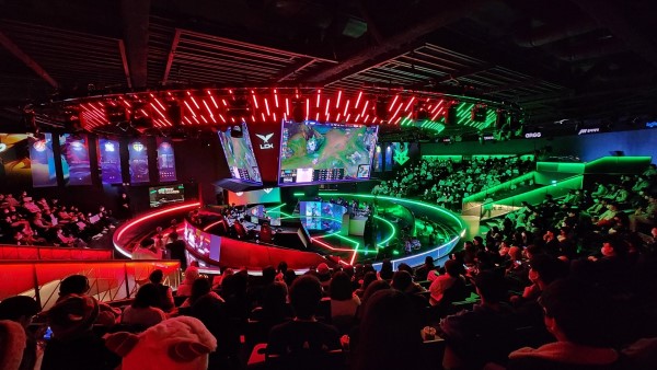 ▲LCK 경기를 관람석에서 촬영한 롤파크 전경, 광동제약 제공