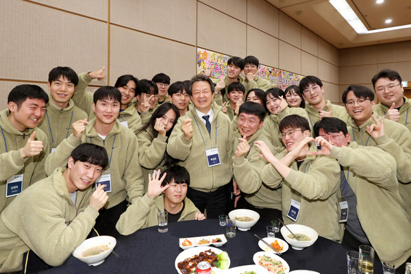 ▲ 백정완 대우건설 대표가 ‘신입사원과의 한마음의 장’ 행사에 참석해 신입사원들을 독려하고 있다.