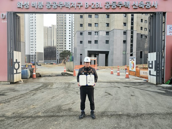 ▲ 이규재 화성비봉 B-2블록 소장이 '2023년 건설현장 자율책임점검 안전역량평가‘ 국토부장관상을 수상한 뒤 기념 촬영을 하고 있다.