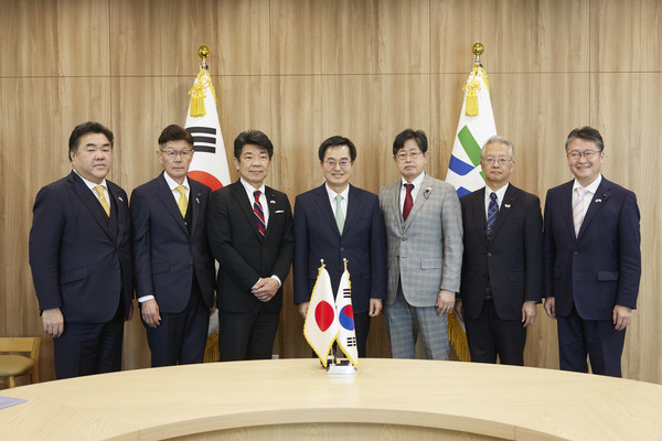 30일 오전 경기도청 집무실에서 일본 아이치현 의원단을 만난 김동연 경기도지사(사진 가운데)