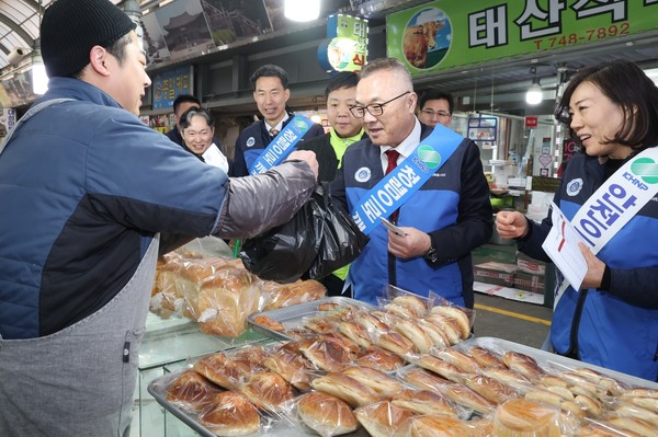 황주호 사장(오른쪽 두 번째) 