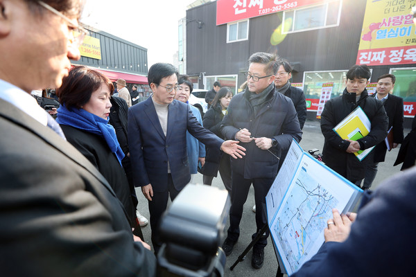 왼쪽부터 정춘숙 국회의원, 김동연 경기도지사