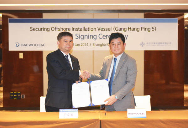 ▲ 김용해 대우건설 토목사업본부장(사진 오른쪽)과 조 광타오 CCCC Tianjin Dredging China 대표가 '강항핑 5호' 국내독점사용을 위한 업무협약 체결 후 기념 촬영을 하고 있다.