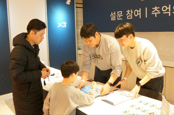 ▲경기도 광주시에 들어서는 자이(Xi) 아파트 입주자 사전 방문 행사에 참석한 GS건설 24년 신입사원들이 입주 예정자들에 설문을 받고 있다.