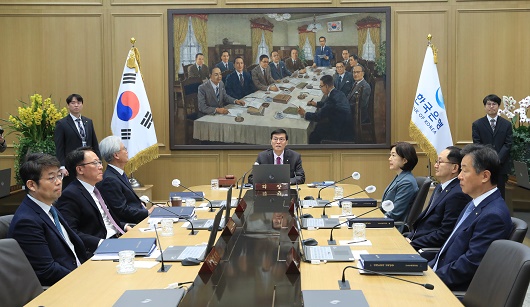 ▲ 이창용 한국은행 총재가 22일 오전 서울 중구 한국은행에서 열린 금융통화위원회 본회의에서 회의를 주재하고 있다.