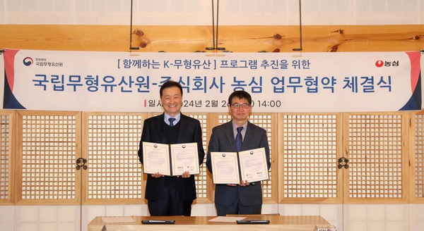 ▲지난 26일 경복궁 흥복전에서 열린 농심과 국립무형유산원의 업무협약식에서 이병학 농심 대표(왼쪽)와 문영철 국립무형유산원 원장직무대리가 기념사진을 찍고 있다.
