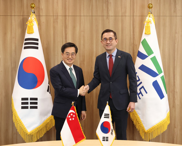김동연 경기도지사(왼쪽), 에릭 테오 싱가포르 대사