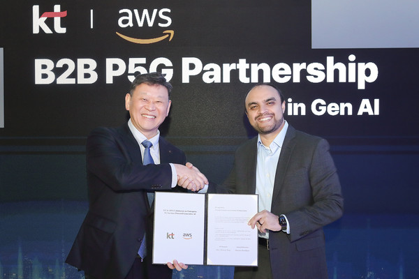 ▲KT Enterprise부문장 안창용 부사장(왼쪽)과 시바스 남비아르 AWS 통신 글로벌 사업 총괄