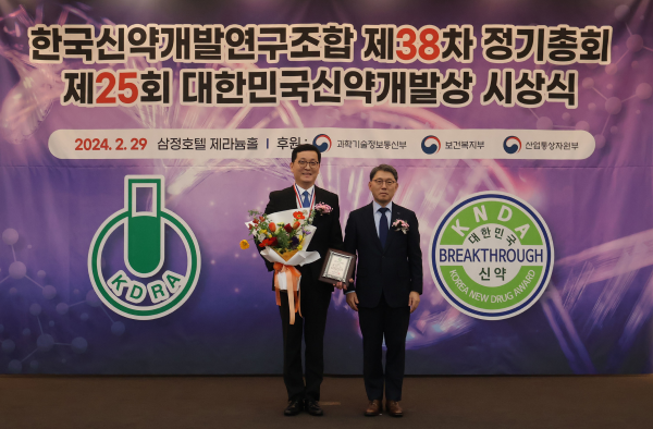 ▲김존 온코닉테라퓨틱스 대표(왼쪽), 홍성한 신약개발연구조합 이사장