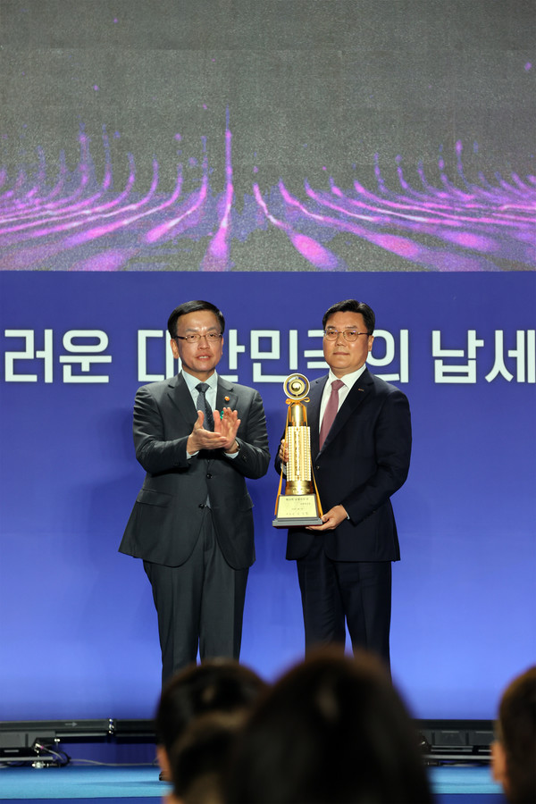▲ 최상목 부총리 겸 기획재정부 장관(사진 왼쪽)과 박철희 호반건설 총괄사장이 납세자의 날 기념식에서 '국세 1000억 원 탑'을 수상하고 기념 촬영을 하고 있다.