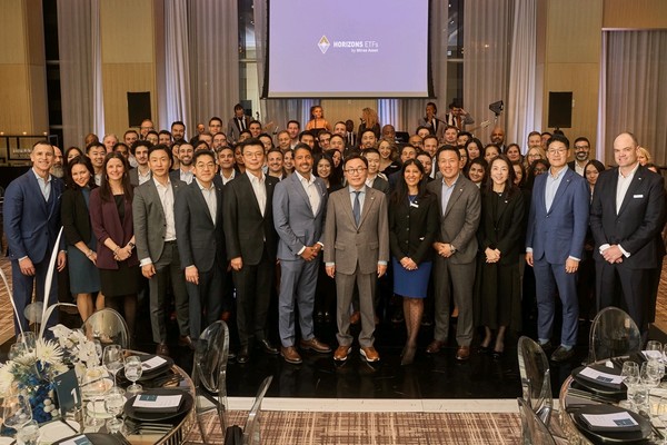 ▲지난 1월 캐나다 토론토에서 열린 '호라이즌스 ETFs 운용자산 300억 캐나다달러 돌파’ 기념 행사에서 미래에셋그룹 박현주 회장, 호라이즌스 ETFs CEO인 로히트 메타, 임직원들이 기념사진을 촬영하고 있다.