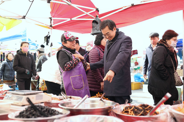 7일 오전 김동연 경기도지사가 김포 북변 민속5일장 전통시장을 방문해 시설 점검 및 애로사항을 청취하고 있다.