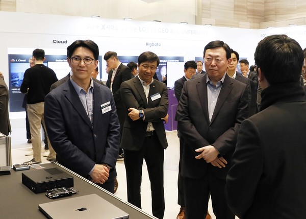 AI 컨퍼런스 현장에 참석한 신동빈 롯데그룹 회장(오른쪽)