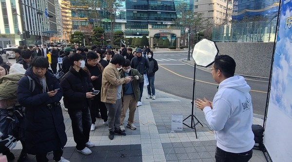 ▲이종혁 부장과 함께 사진을 찍기 위해 길게 줄을 선 페그오 이용자들.