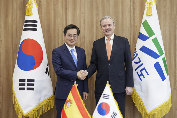 김동연 경기도지사(왼쪽), 기예르모 키르크파트릭 스페인 대사
