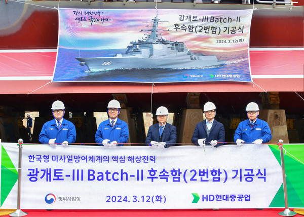 왼쪽부터 HD현대중공업 특수선사업지원담당 송운성 상무, 특수선생산담당 김상철 상무, 방위사업청 함정사업부 이수용 팀장, 국방기술품질원 이지혁 선임연구원, HD현대중공업 특수선의장생산 담당 이광용 수석