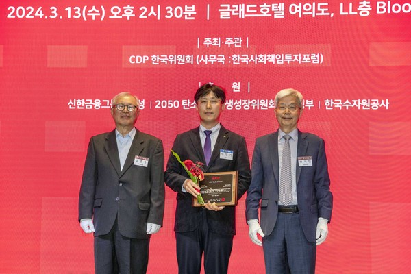 ▲ 추영기 현대건설 안전사업지원실장 상무(가운데)와 CDP 한국위원회 주요 관계자들이 '2023 CDP 코리아 어워드’ 시상식에서 기념 촬영을 하고 있다