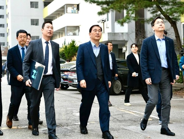 ▲ 윤영준 현대건설 대표(앞줄 오른쪽 두번째)와 이한우 현대건설 주택사업본부장(앞줄 오른쪽 첫번째)이 여의도 한양아파트 재건축정비사업 현장을 방문해 사업지를 둘러보고 있다