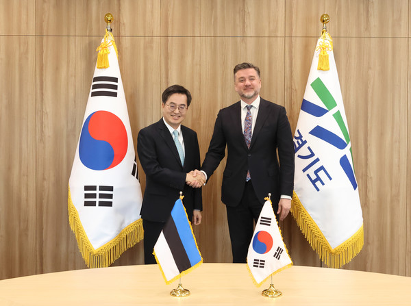 김동연 경기도지사(왼쪽), 스텐 슈베데 주한 에스토니아 대사