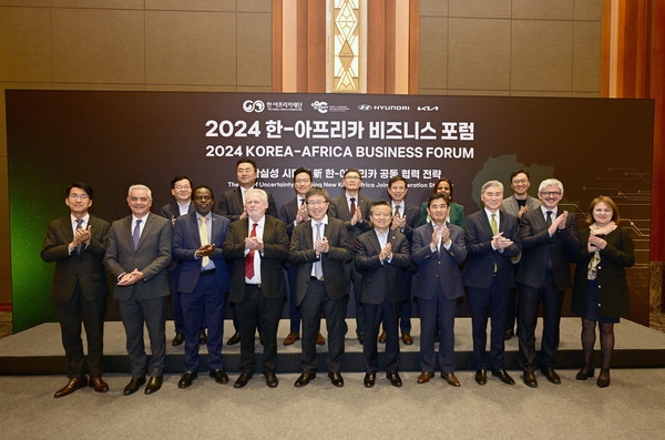 (아랫줄 왼쪽부터) 김동욱 현대차그룹 전략기획실 부사장, 사이드 물린 모로코 원자력방사선안전청 청장, 실리지 마왈라 국제연합(UN) 대학 총장, 롭 데이비스 前 남아공 산업부 장관, 장하준 런던대 SOAS 경제학 교수 겸 CSST 공동연구소장, 여운기 한∙아프리카재단 이사장, 김견 현대차그룹 HMG경영연구원장, 성 김 현대차그룹 고문, 안토니오 안드레오니 SOAS CSST 공동연구소장, 조안 베이트 남아공 산업개발공사 최고운영책임자 (윗줄 왼쪽부터) 이보성 현대차그룹 경제산업연구센터장 상무, 김흥수 현대차그룹 GSO 부사장, 김일범 현대차그룹 GPO 부사장, 김기현 한국무역협회 글로벌협력본부장, 홍순영 한국수출입은행 부행장, 마릿 키토 아프리카광물개발센터장 센터장 대행, 박성규 현대차그룹 상무