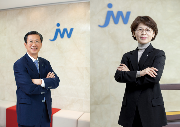 ▲차성남 JW홀딩스 대표(왼쪽), 함은경 JW생명과학 대표