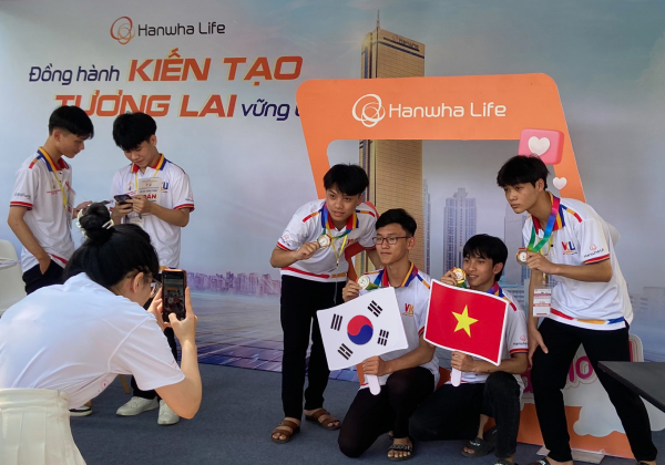 ▲지난 30일 베트남 다낭의 한-베 ICT대학교 캠퍼스에서 진행된 ‘ICT 진로탐색 캠퍼스 투어’ 중 한화생명 부스에서 정보올림피아드대회 우승자들이 포토 이벤트에 참여하고 있다.