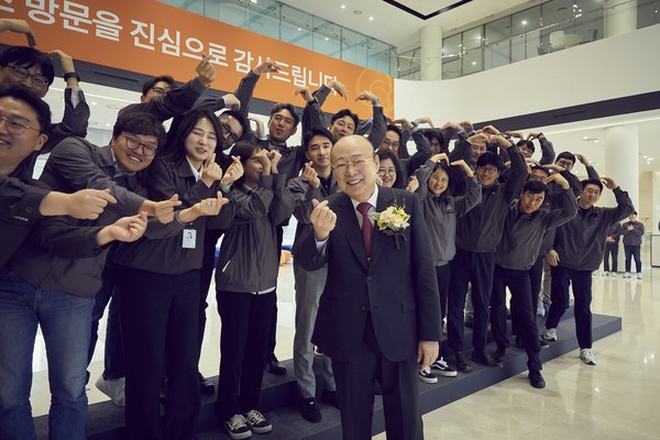 한화에어로스페이스 대전 R&D캠퍼스 직원들과 단체사진을 찍고 있는 김승연 회장
