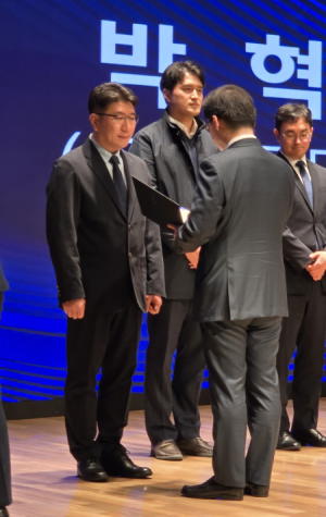 ▲종근당 컴플라이언스팀 팀장 박혁진 이사보가 한기정 공정거래위원장으로부터 표창을 받고 있다.