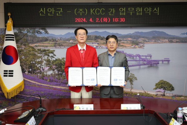 ▲박우량 신안군수(왼쪽)와 함성수 KCC 상무가 업무협약을 맺고 기념 사진을 촬영하고 있다.
