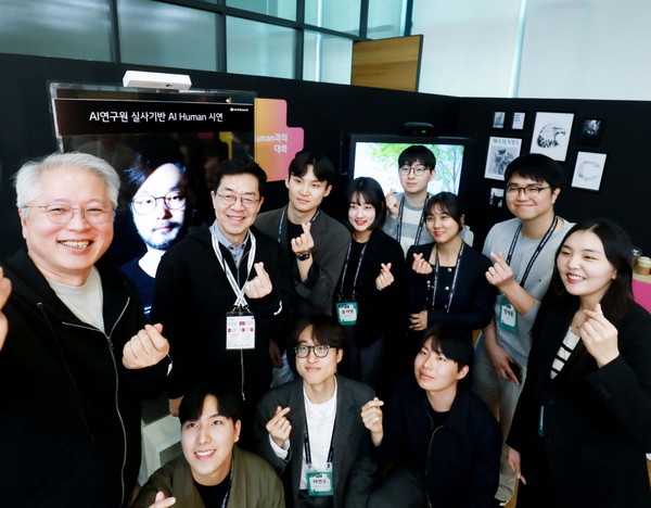 ㈜LG COO 권봉석 부회장(왼쪽에서 첫 번째)이 이공계 인재들과 기념 촬영을 하고 있다.